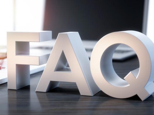 Häufig gestellte Fragen Buchstaben 3D auf einem Schreibtisch