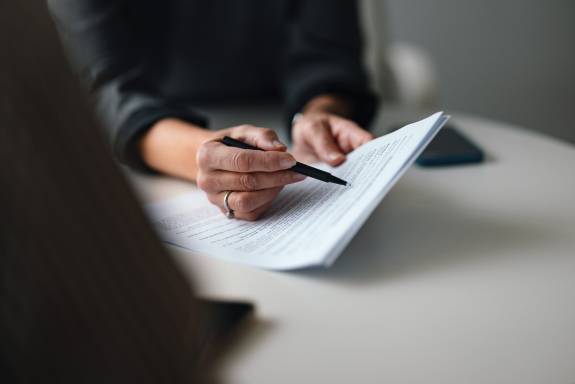 Nahaufnahme einer Person, die ein Dokument überprüft und diskutiert