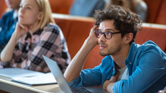 Gelangweilte Gruppe von Studenten hören einen Vortrag an der Universität